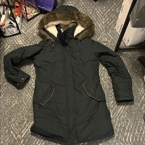 Roxy Ellie Women's Black Hooded Puffer Coat with Fur Trim. Perfect for winter!